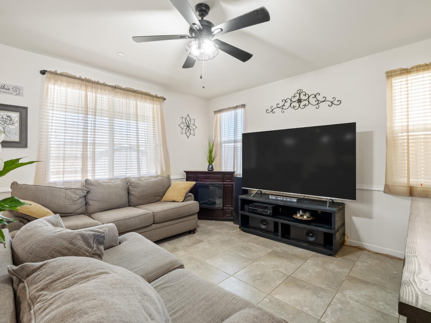 3925 Griffith Avenue Clovis, CA 93619 - Photo 24 of 40 a living room with furniture and a flat screen tv