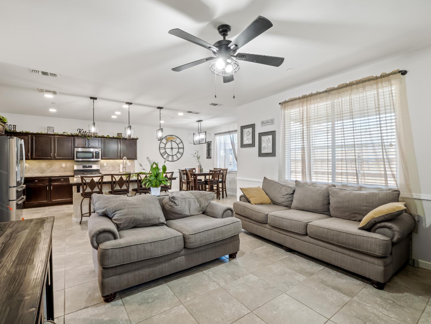 3925 Griffith Avenue Clovis, CA 93619 - Photo 26 of 40 a living room with furniture and a large window