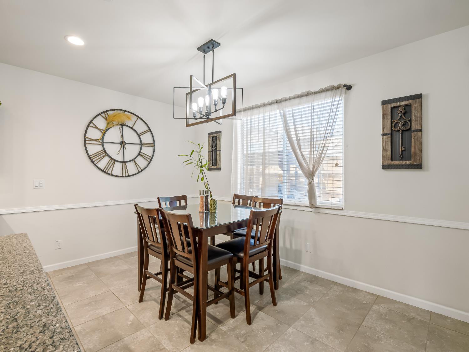 3925 Griffith Avenue Clovis, CA 93619 - Photo 27 of 40 a view of a dining room with furniture window and wooden floor