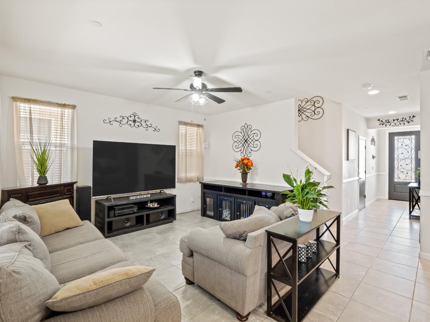 3925 Griffith Avenue Clovis, CA 93619 - Photo 29 of 40 a living room with furniture and a flat screen tv