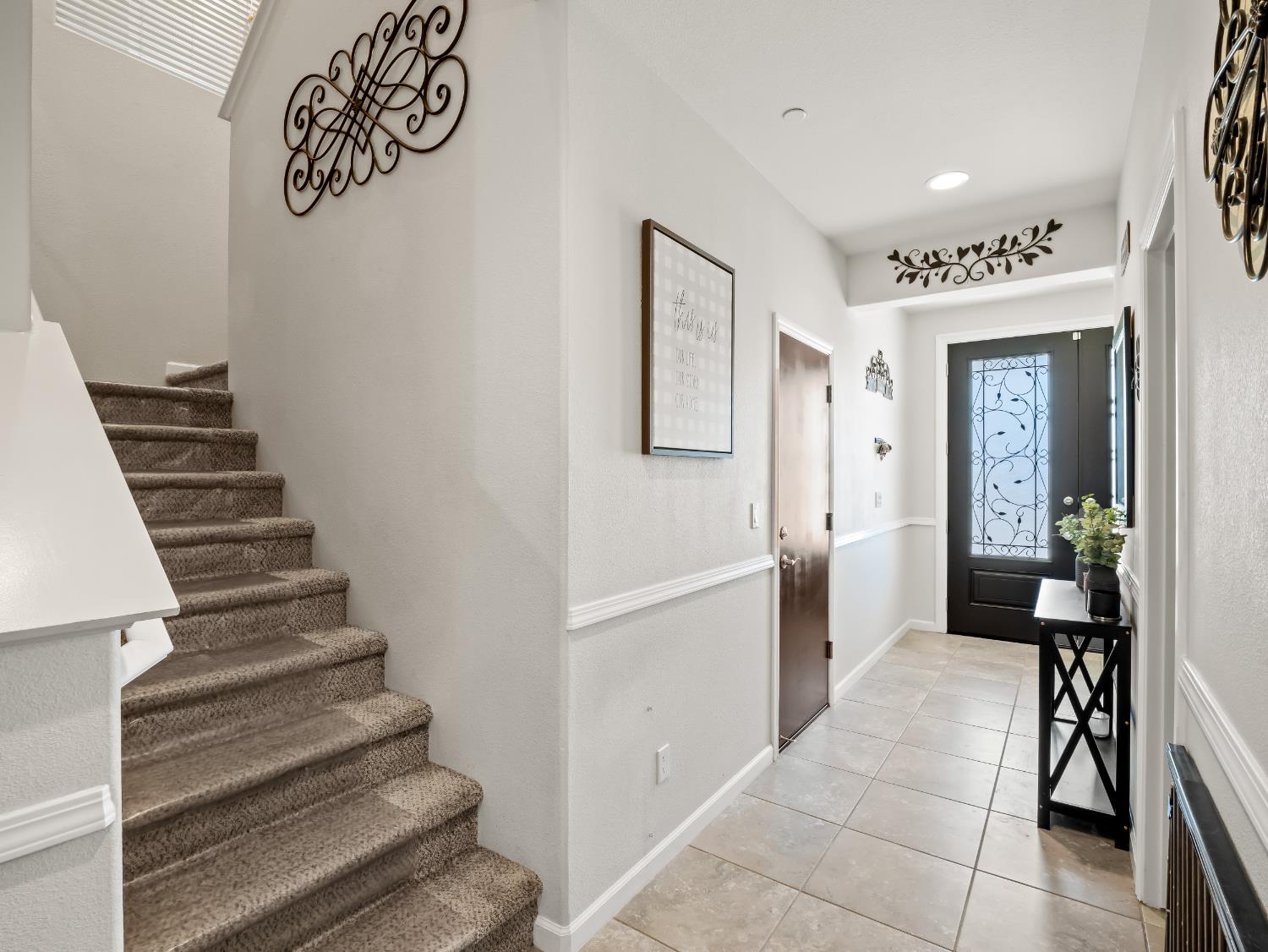 3925 Griffith Avenue Clovis, CA 93619 - Photo 33 of 40 a view of a hallway with entryway and furniture