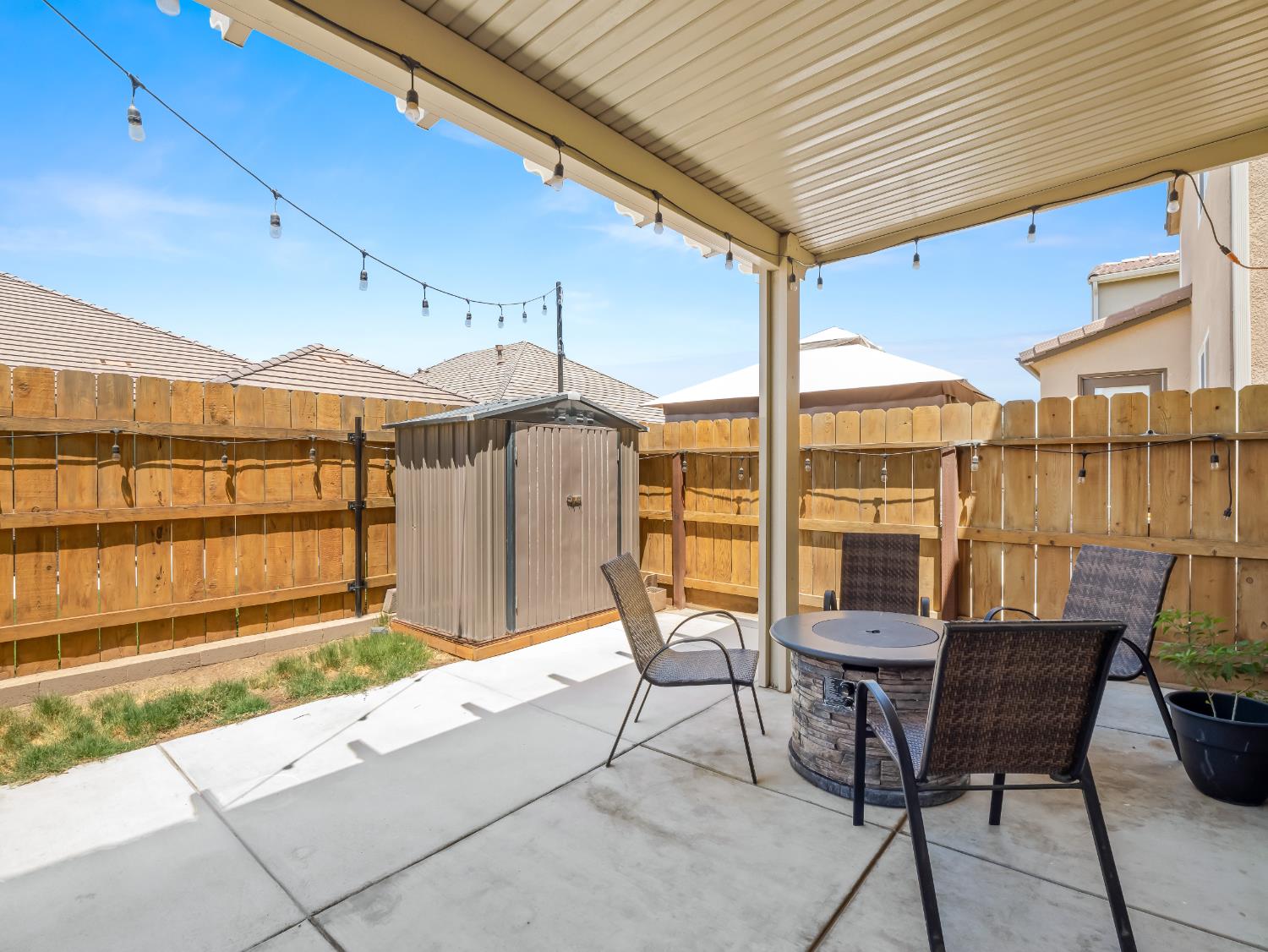 3925 Griffith Avenue Clovis, CA 93619 - Photo 34 of 40 a view of a chairs and table in the patio