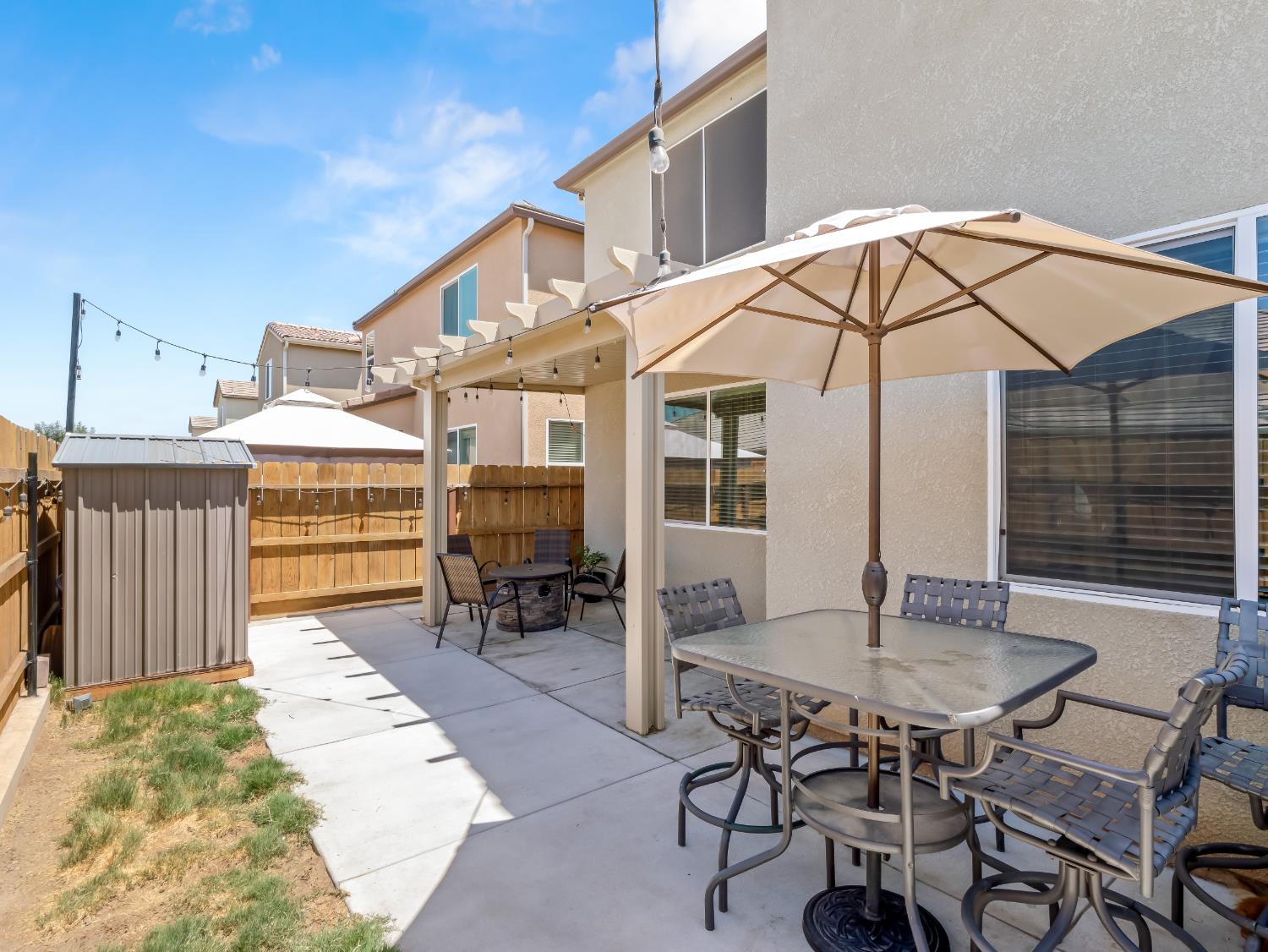 3925 Griffith Avenue Clovis, CA 93619 - Photo 37 of 40 a backyard of a house with table and chairs