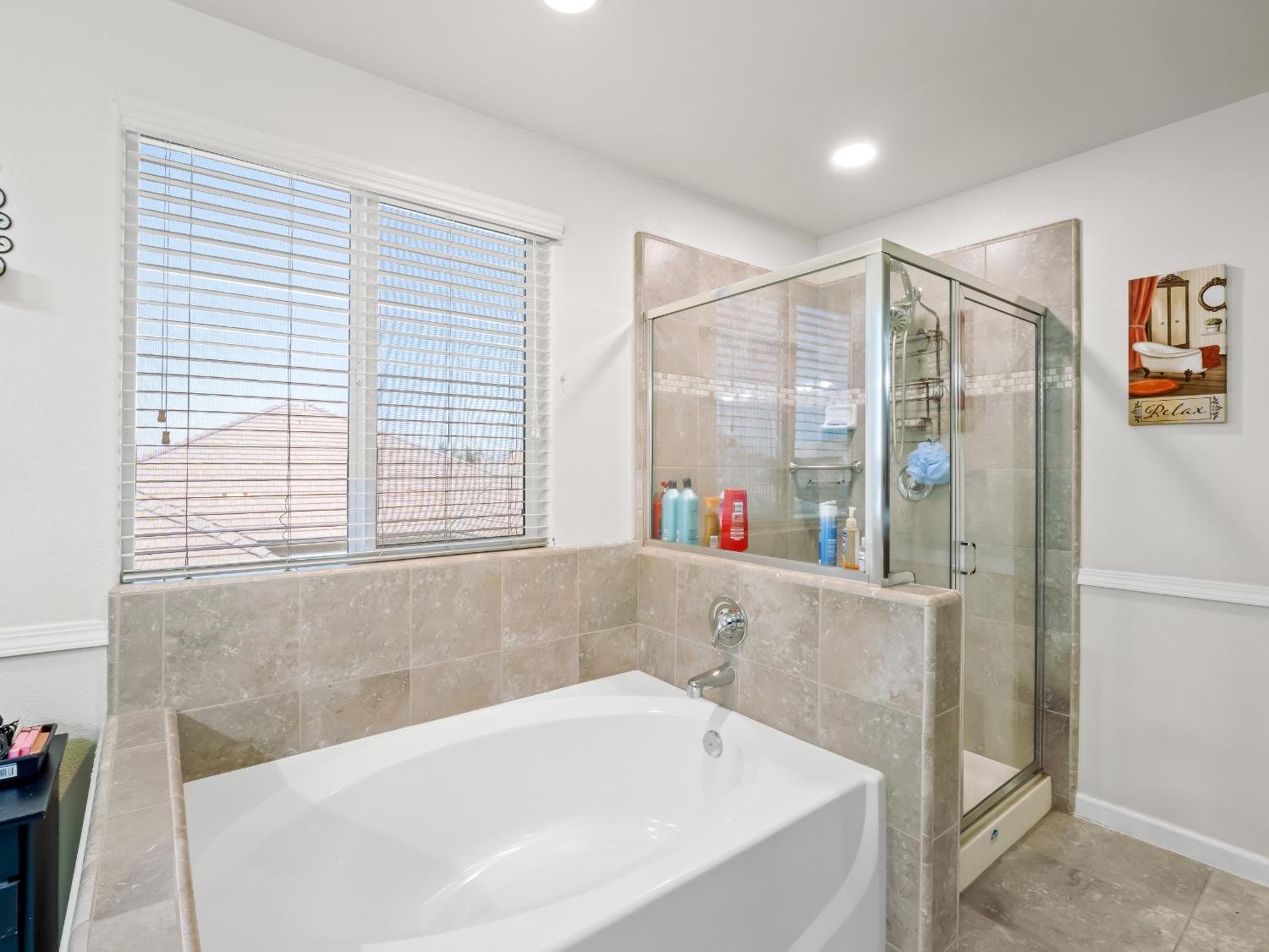 3925 Griffith Avenue Clovis, CA 93619 - Photo 4 of 40 a bathroom with a bathtub and a shower