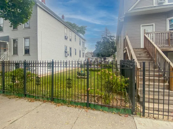a view of a back yard
