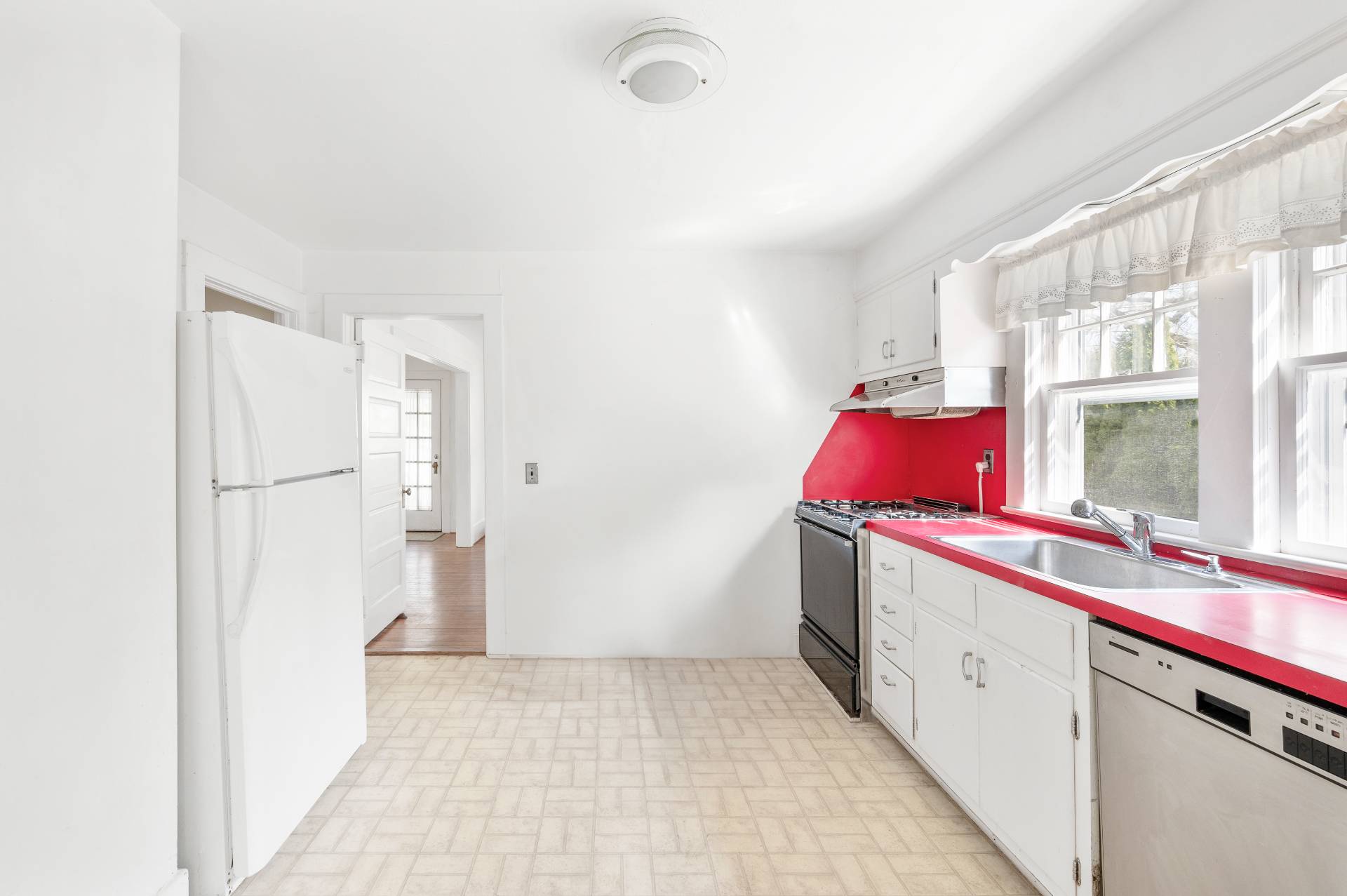 41 Sherrill Road East Hampton, NY 11937 - Photo 13 of 24 a kitchen with a sink stove and refrigerator