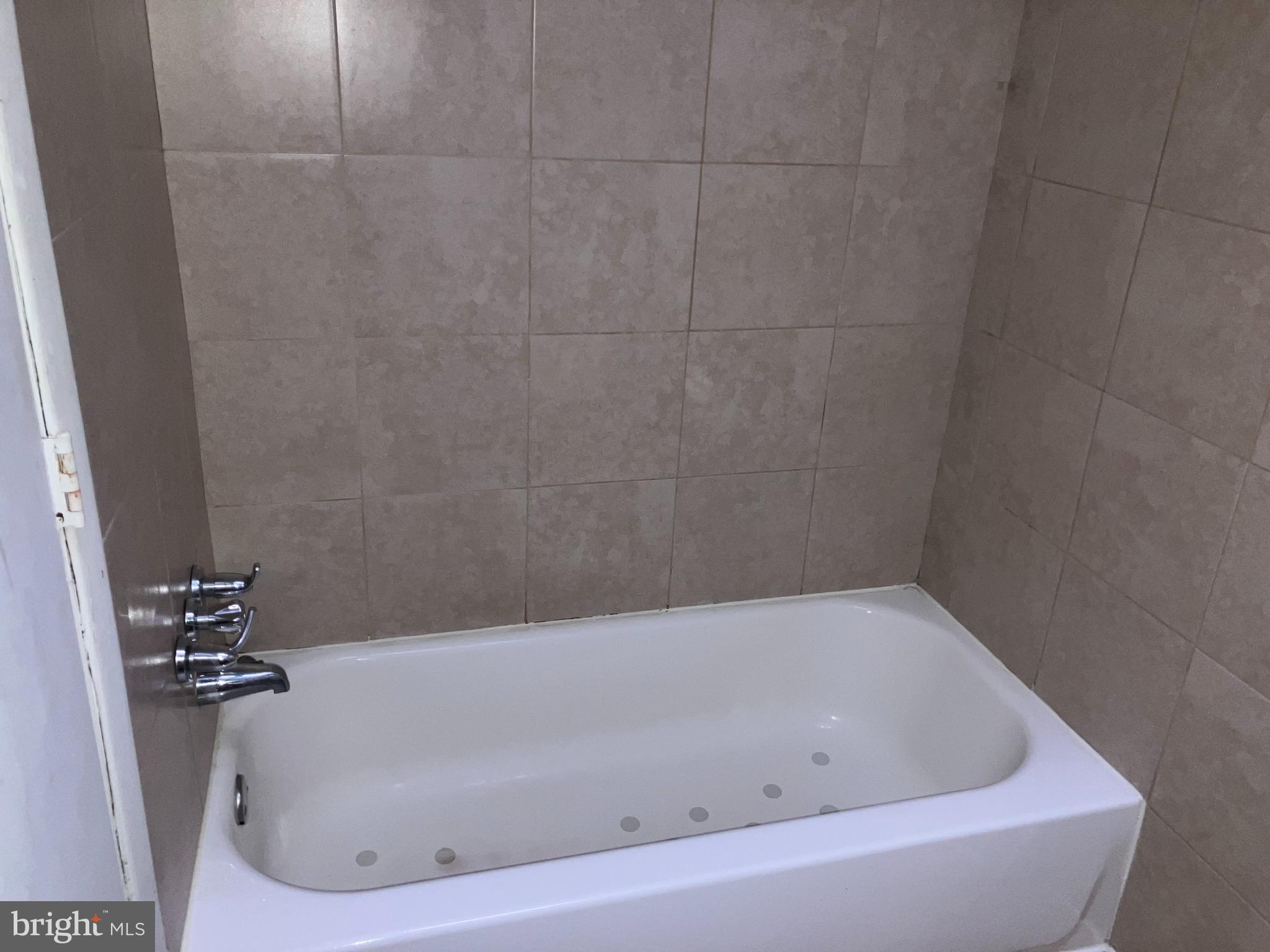 10031 Bridle Road Philadelphia, PA 19116 - Photo 22 of 32 a bathroom with a bathtub