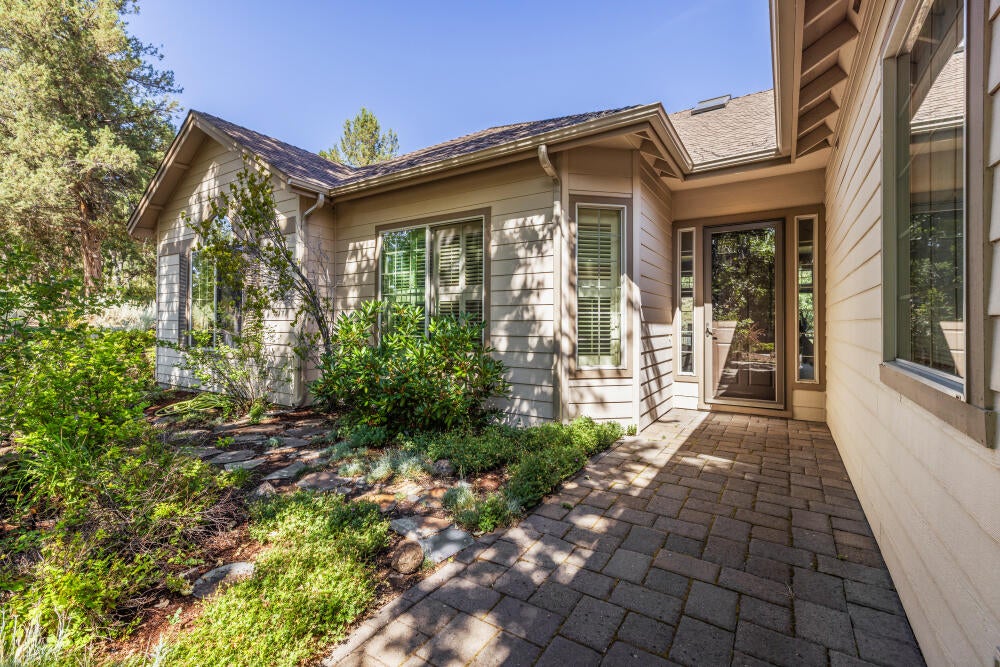 9507 Kestrel Road Klamath Falls, OR 97601 - Photo 2 of 47 9057KestrelRd-2