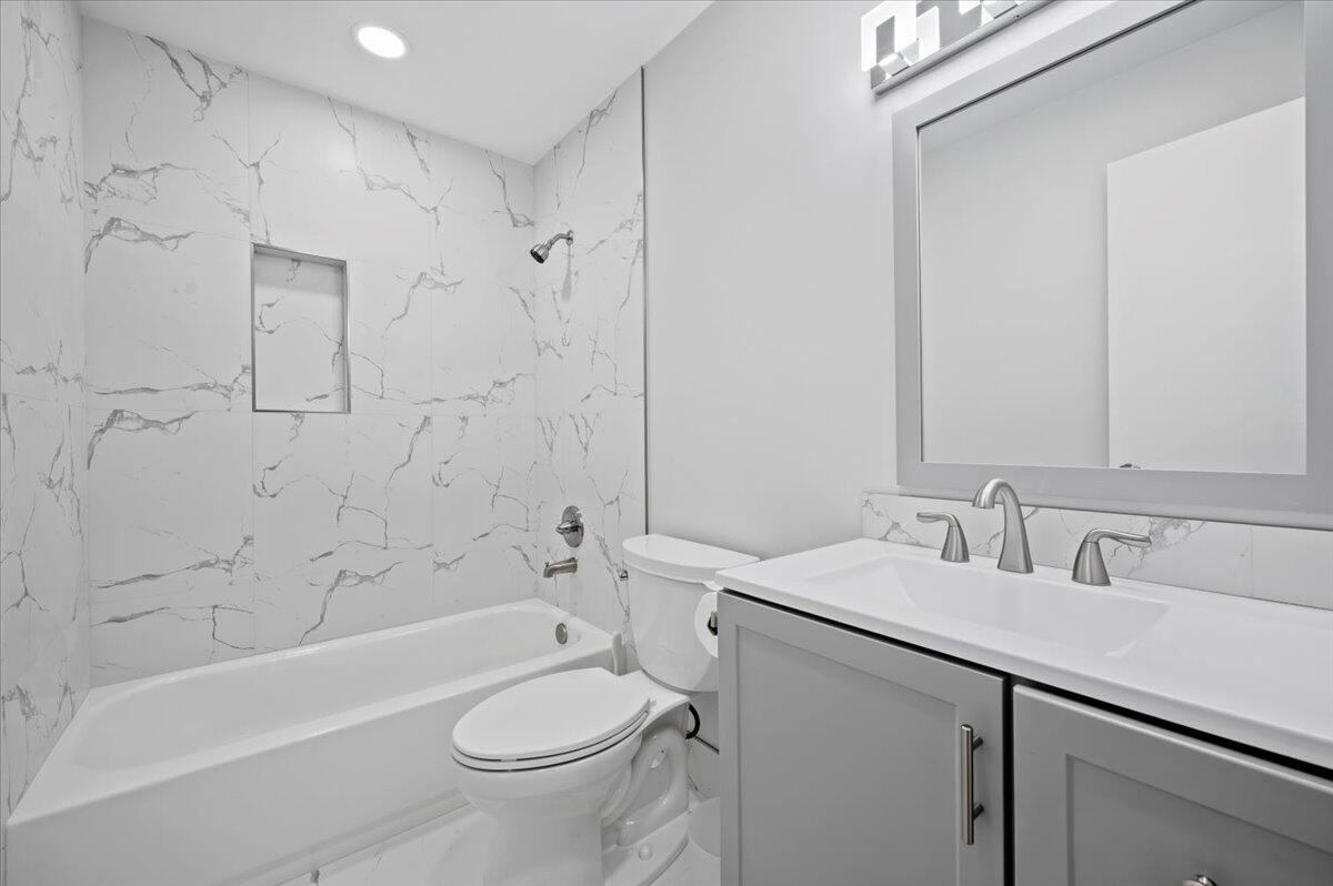 196 Raintree Trail Jupiter, FL 33458 - Photo 18 of 39 2nd Bathroom
