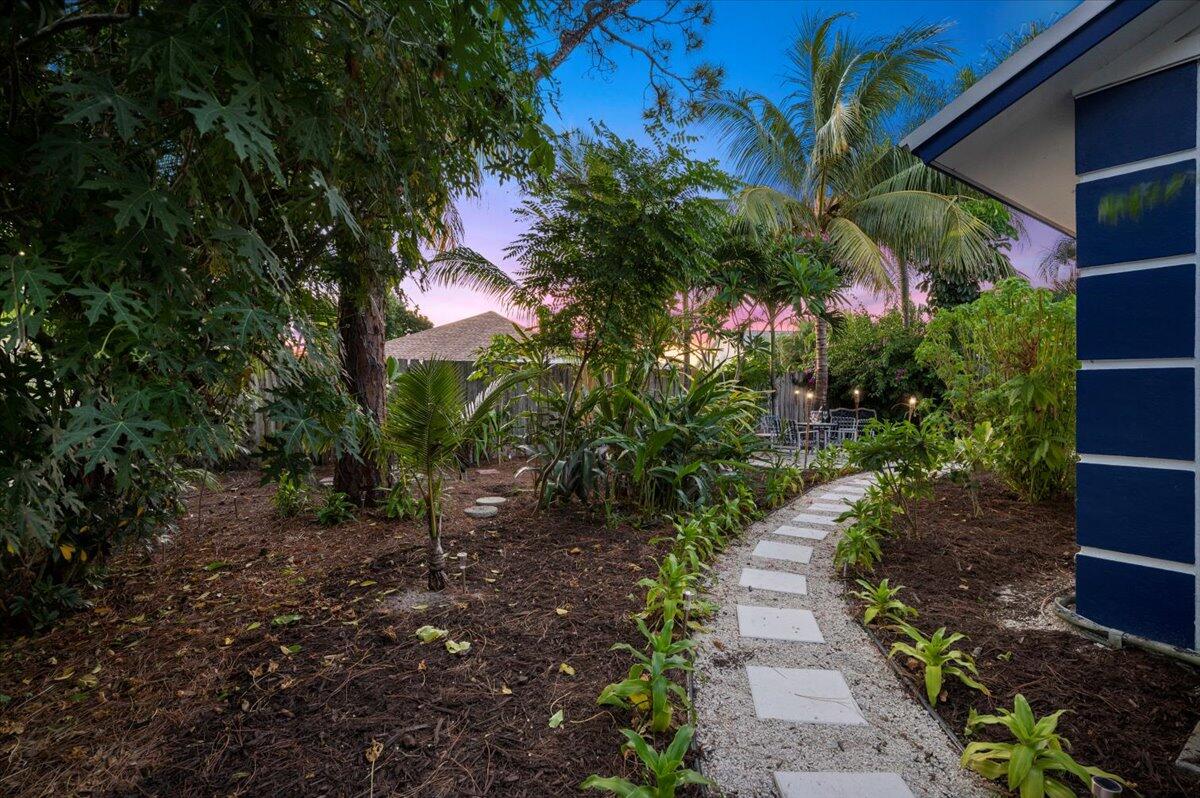 196 Raintree Trail Jupiter, FL 33458 - Photo 27 of 39 Side Yard Paths to Backyard