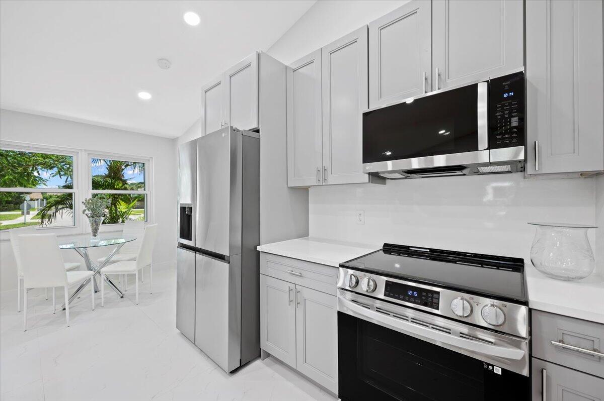 196 Raintree Trail Jupiter, FL 33458 - Photo 8 of 39 Fully Renovated Kitchen