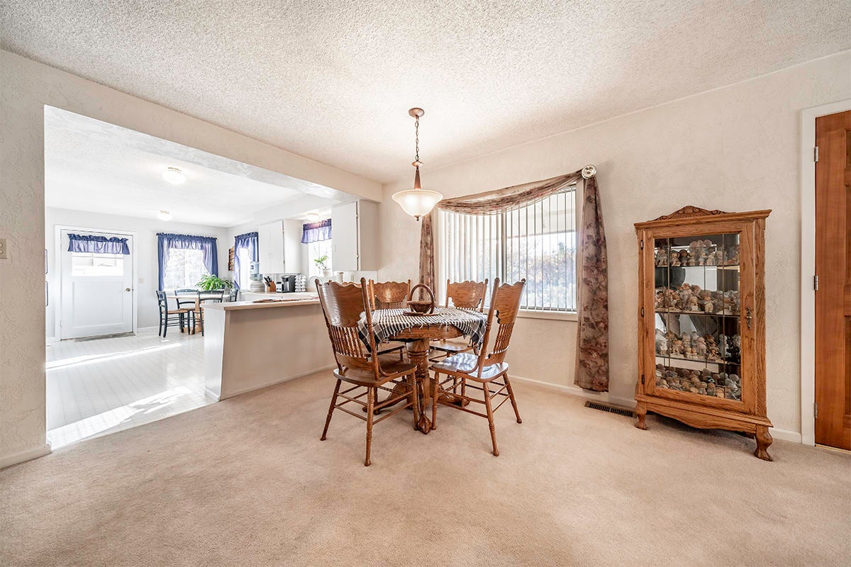 2884 Sylvia Road Central Point, OR 97502 - Photo 12 of 25 12