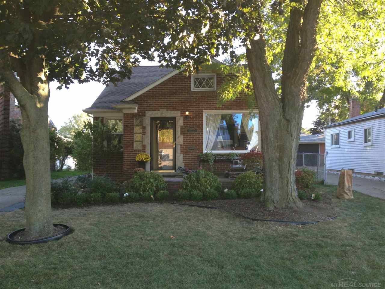 15026 Stephens Road Eastpointe, MI 48021 - Photo 29 of 30 summer lanscaping