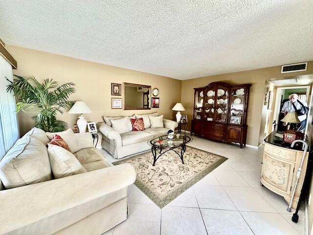 15 Preston A Boca Raton, FL 33434 - Photo 5 of 37 Living Room