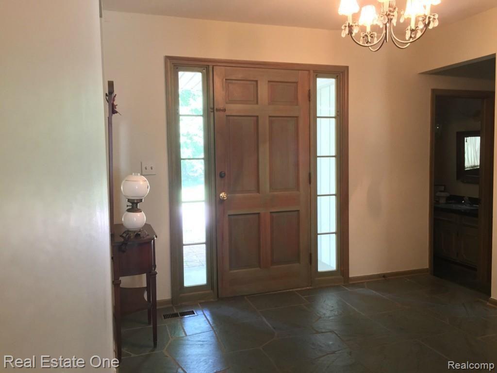 33789 Hunters Pointe Road Farmington Hills, MI 48331 - Photo 7 of 22