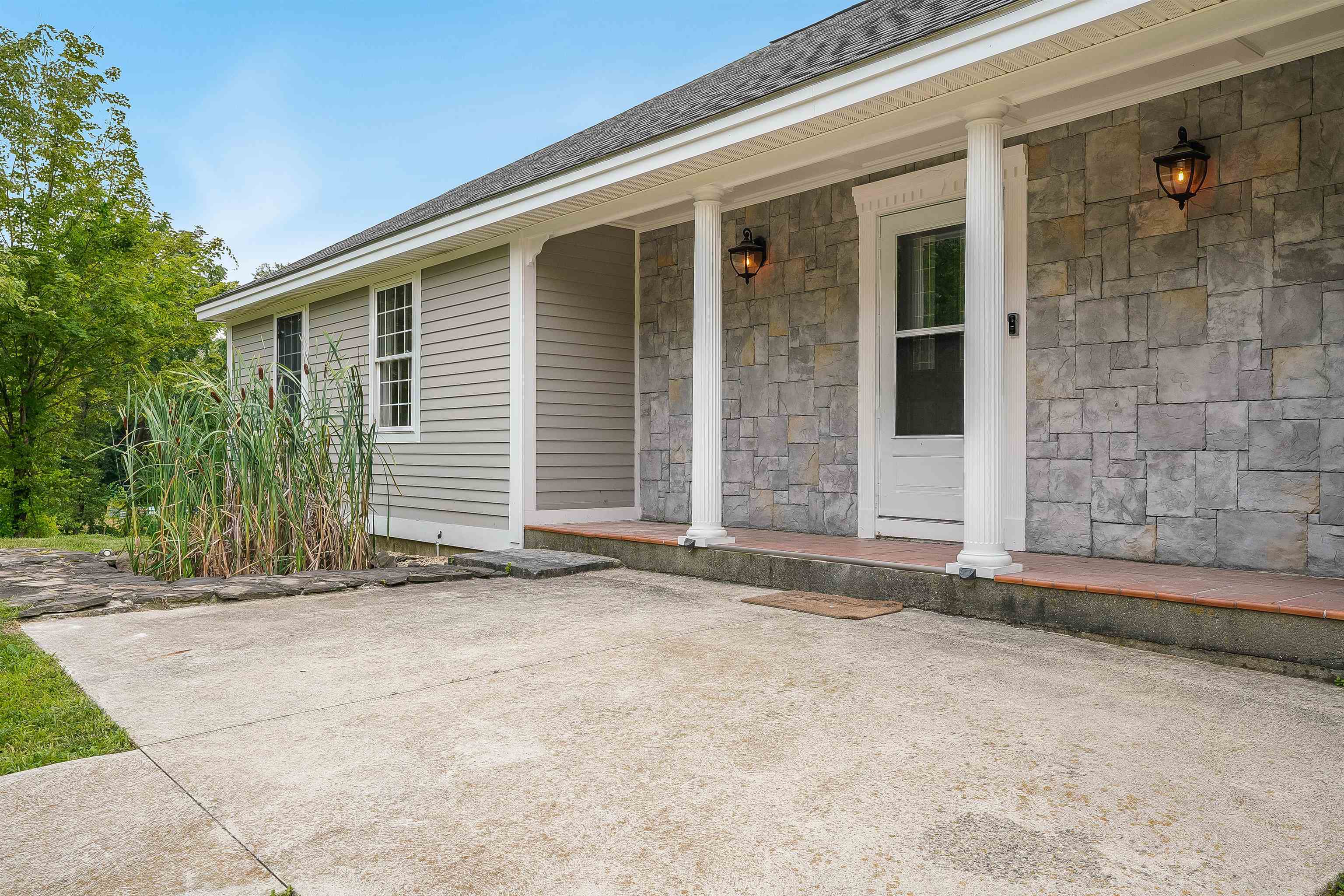 198 Main Street Sandown, NH 03873 - Photo 29 of 49