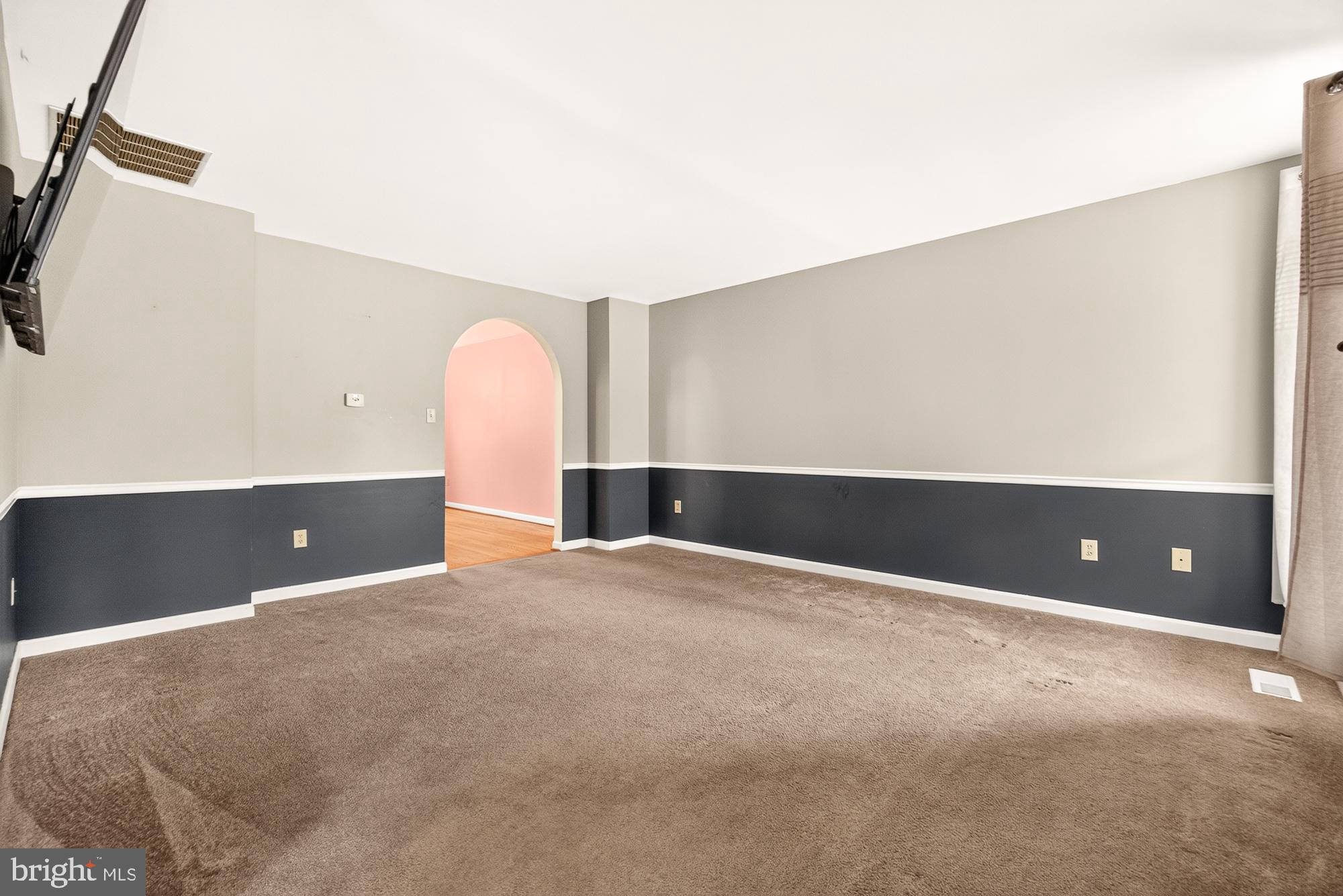 18854 Sandy Hook Road Knoxville, MD 21758 - Photo 15 of 59 Large Living room