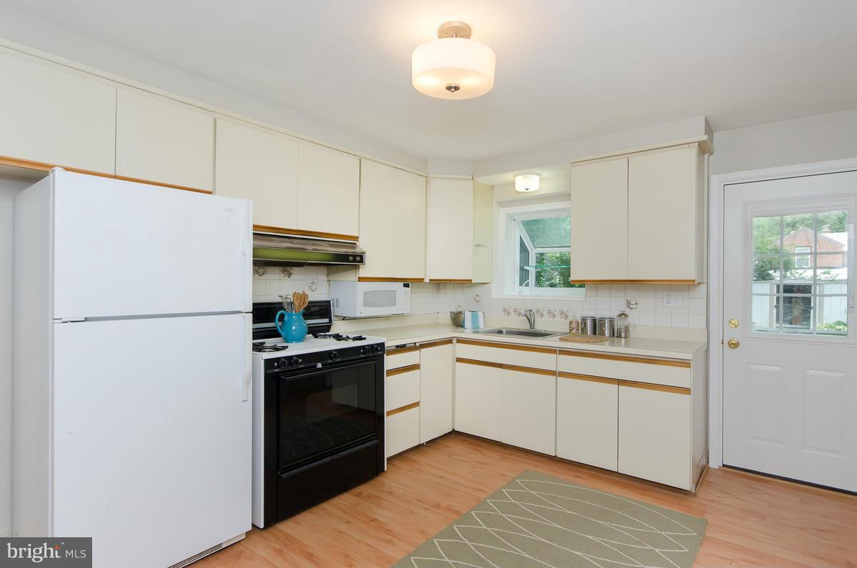 9306 Wire Avenue Silver Spring, MD 20901 - Photo 9 of 29 Large, Eat-In Kitchen