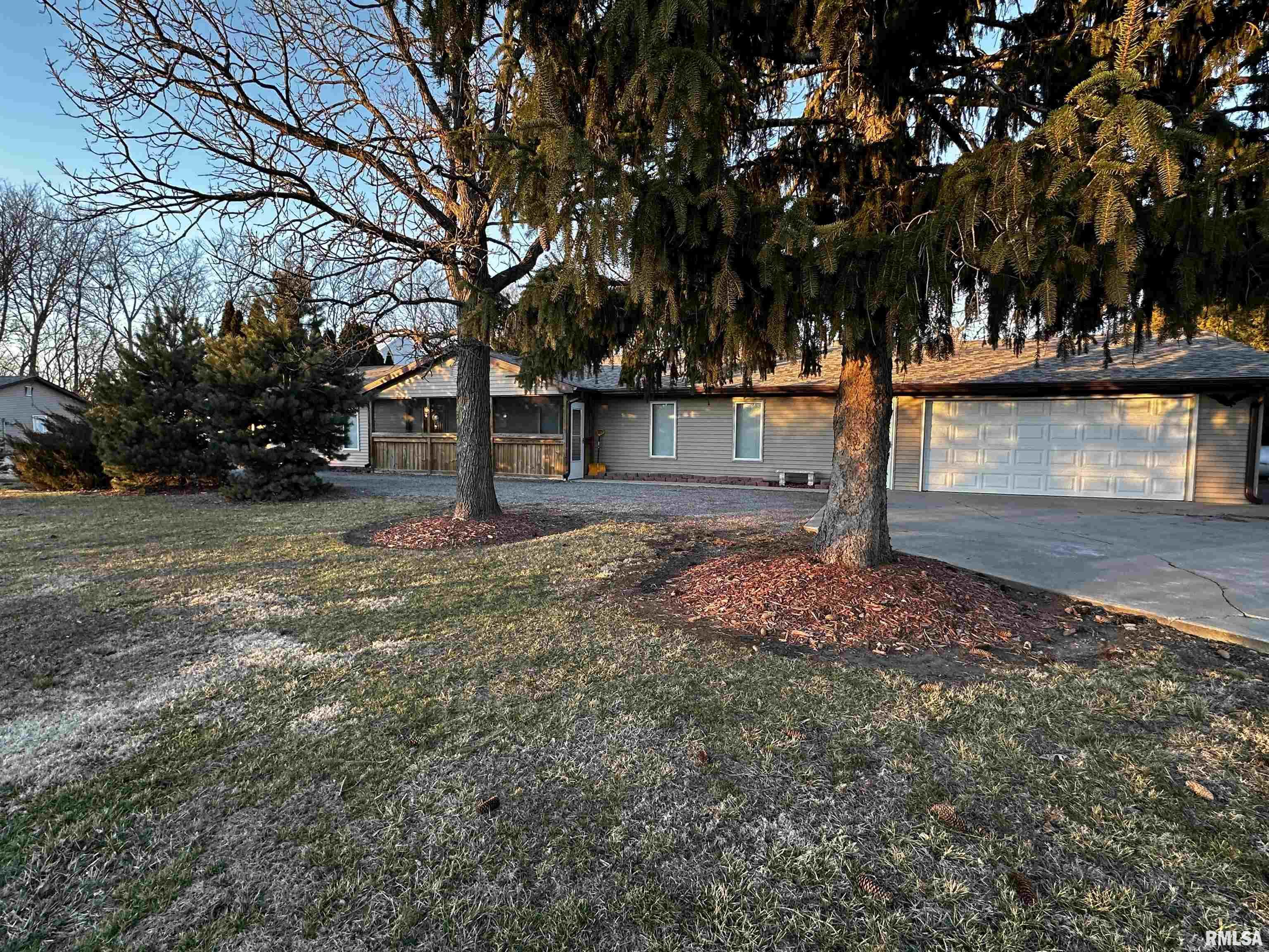 2068 New Lake Road Jacksonville, IL 62650 - Photo 5 of 60