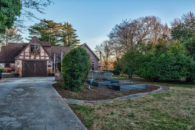 $1,100,000 | 1670-1694 Church Street, Appomattox, VA 24522