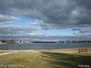 1643 Cass Lake Road, Unit 29A Keego Harbor, MI 48320 - Photo 4 of 13
