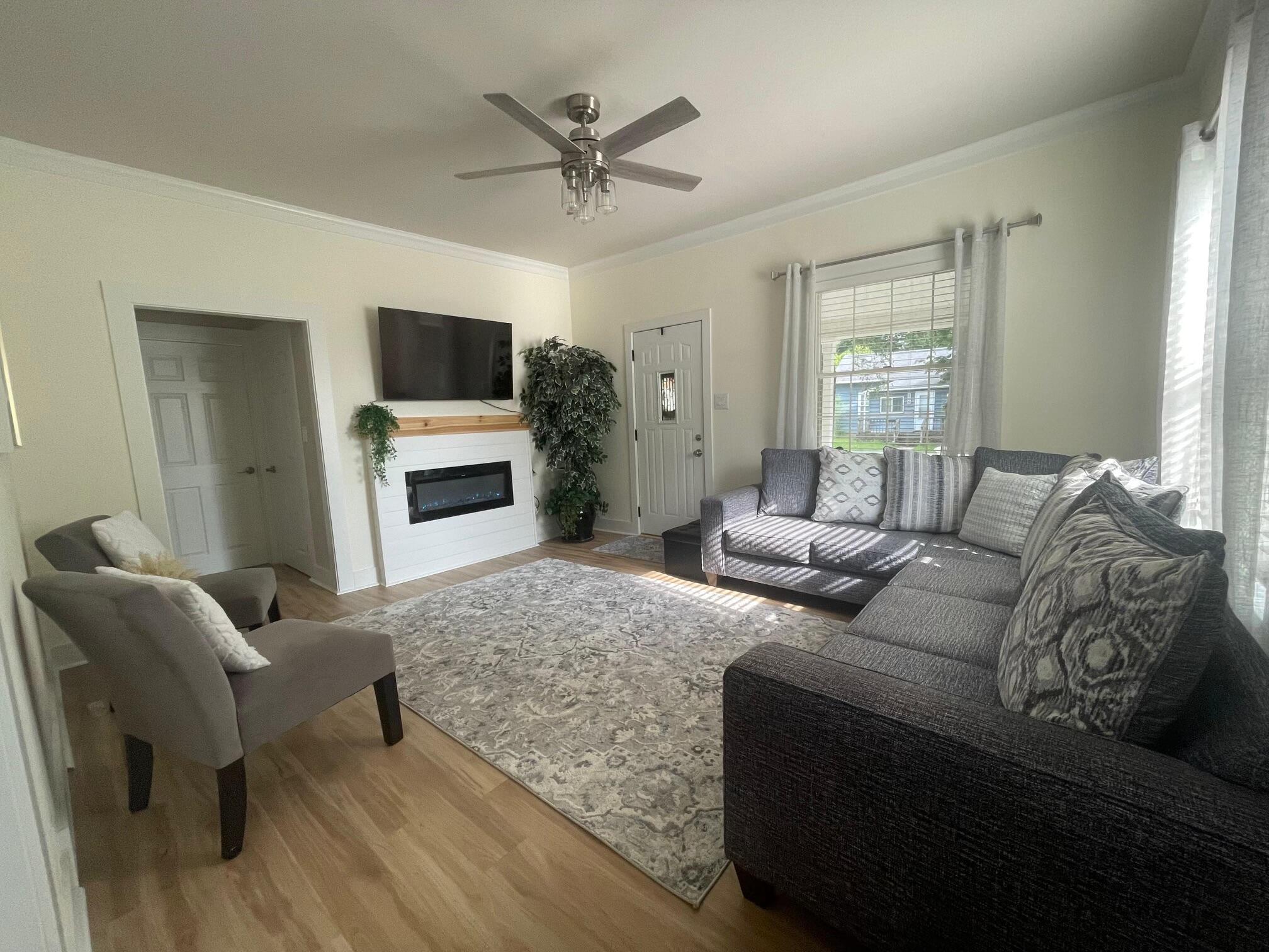 149 Jackson Street Manistee, MI 49660 - Photo 4 of 40 PHOTO-2025-08-11-18-46-44 (5)