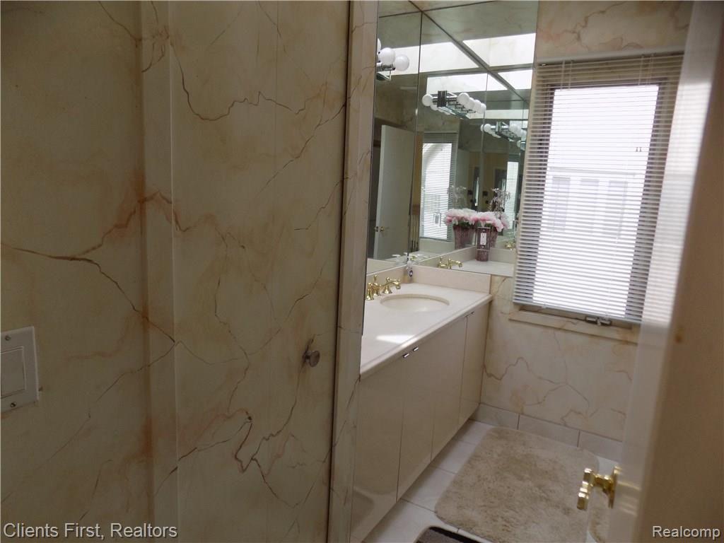 31274 Country Ridge Circle Farmington Hills, MI 48331 - Photo 31 of 38