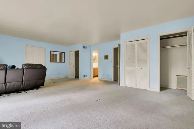 a view of livingroom with furniture