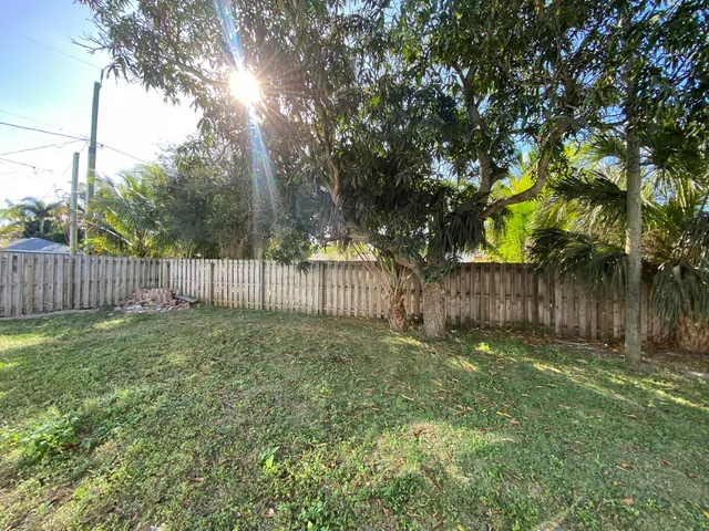 $2,000 | 715 2nd Avenue South, Unit 2, Lake Worth Beach, FL 33460