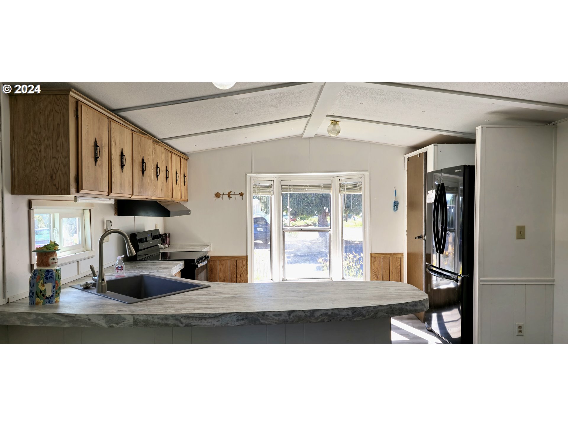 7080 Thurston Road, Unit 12 Springfield, OR 97478 - Photo 3 of 13 a view of a living room and kitchen