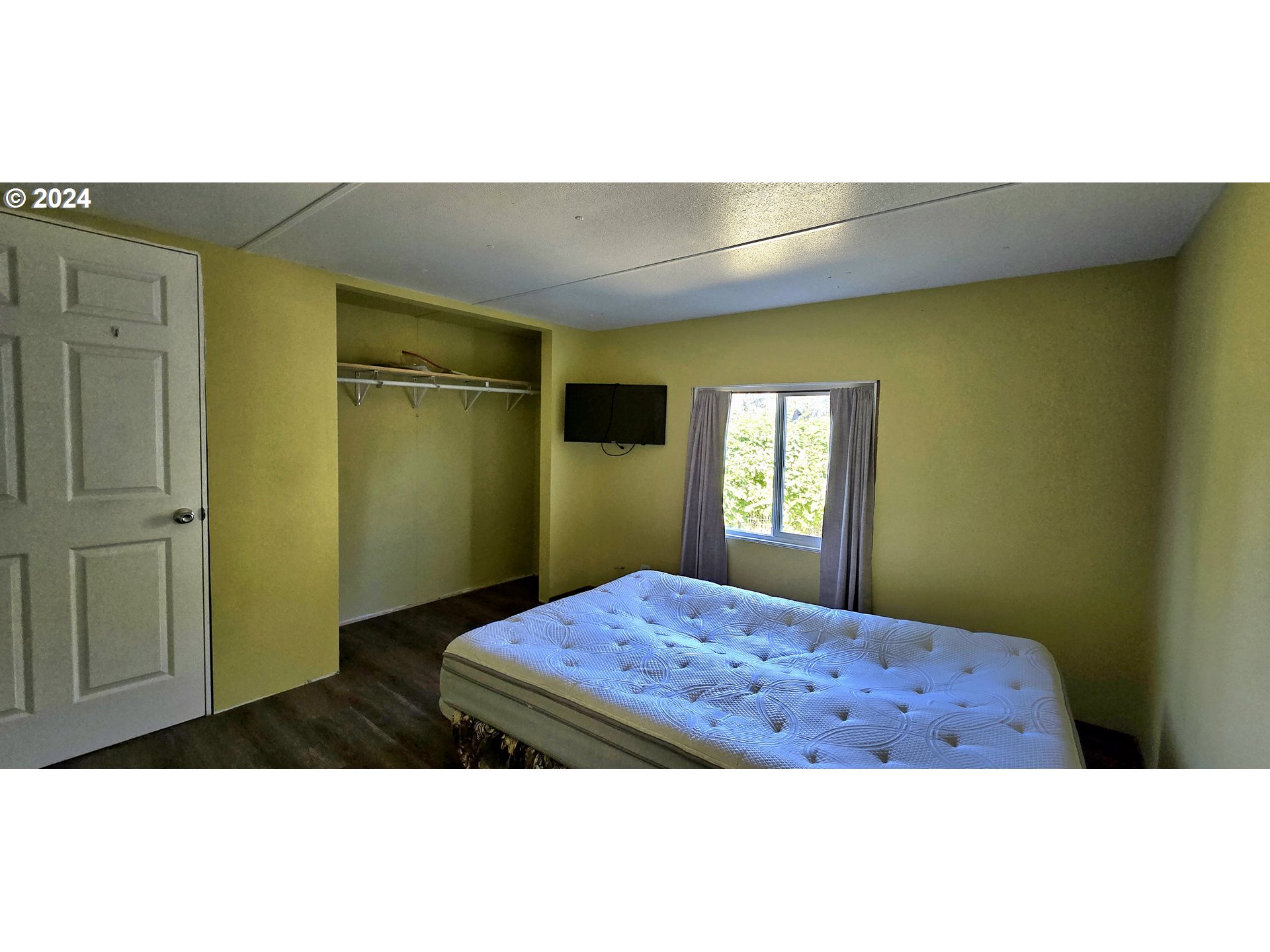 7080 Thurston Road, Unit 12 Springfield, OR 97478 - Photo 10 of 13 a bedroom with a bed and dresser