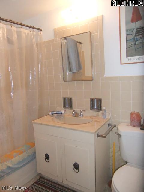 1130 South Hametown Road Akron, OH 44321 - Photo 9 of 24 Full bathroom features tile surround, neutral décor.