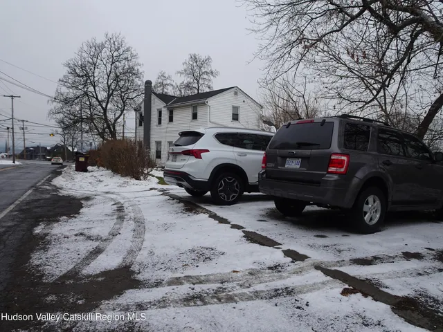 $1,325 | 921-923 Columbia Street, Unit D, Hudson, NY 12534