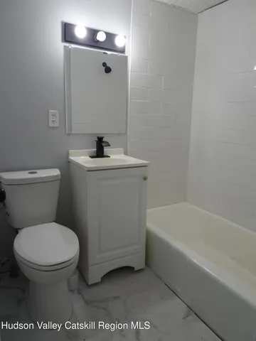 $1,325 | 921-923 Columbia Street, Unit D, Hudson, NY 12534