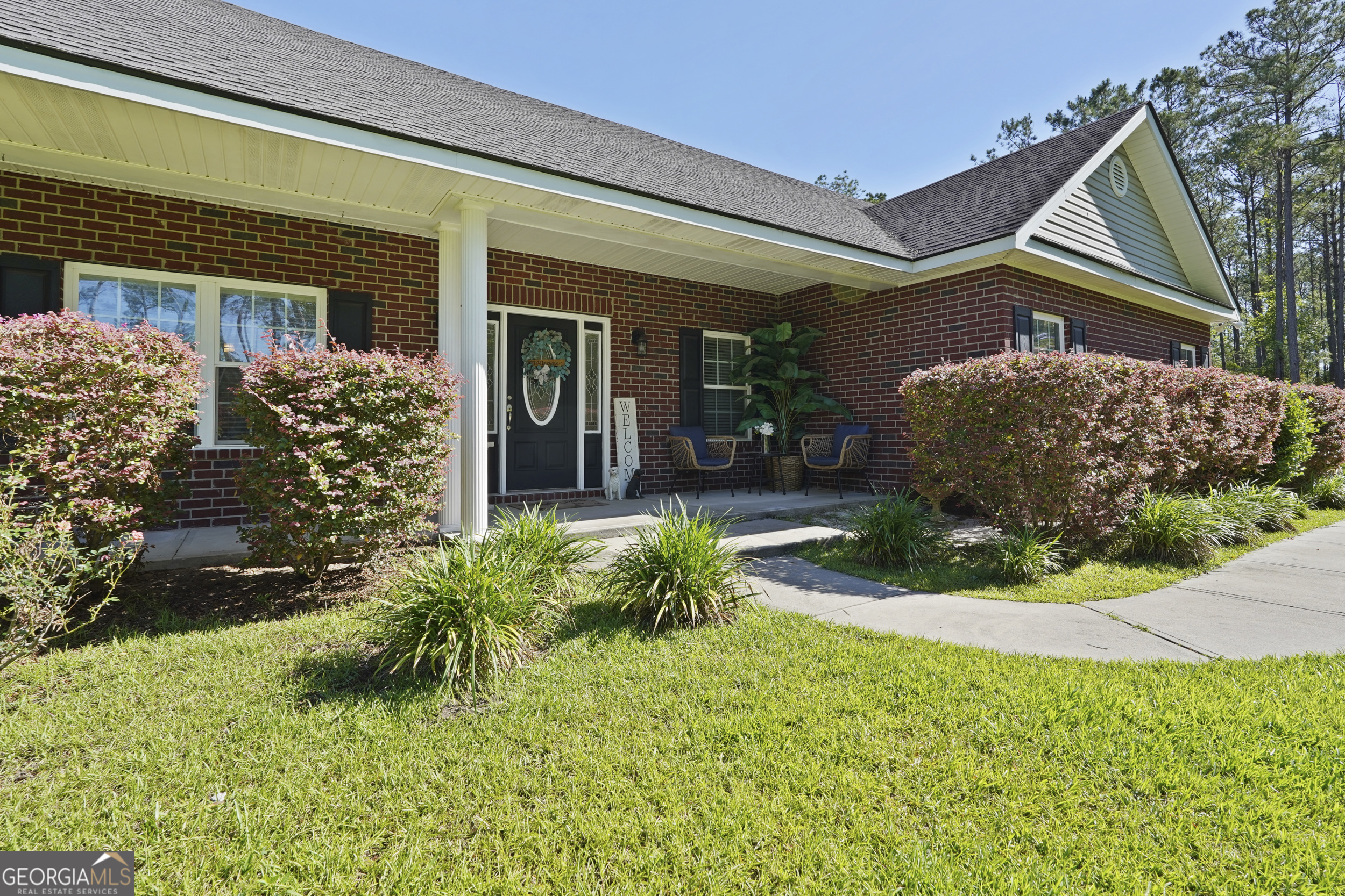 1653 Sutherland Road Townsend, GA 31331 - Photo 4 of 73 a front view of a house with garden