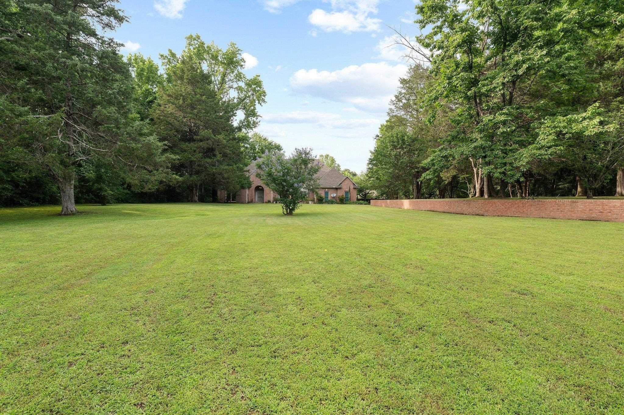 6500 State Line Road Memphis, TN 38141 - Photo 2 of 40 View of grassy yard