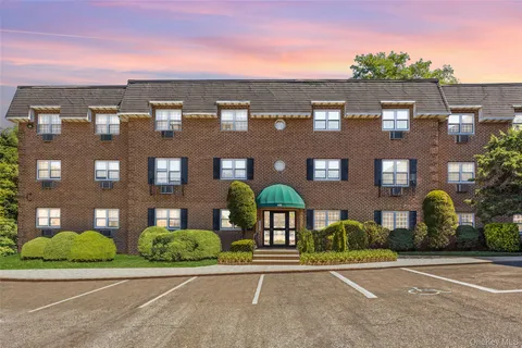 $399,999 | 400 Maryland Avenue, Unit 1D | Rosebank