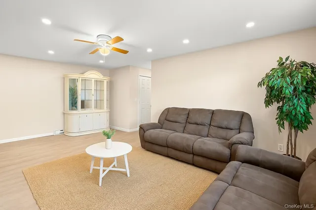 $399,999 | 400 Maryland Avenue, Unit 1D | Rosebank