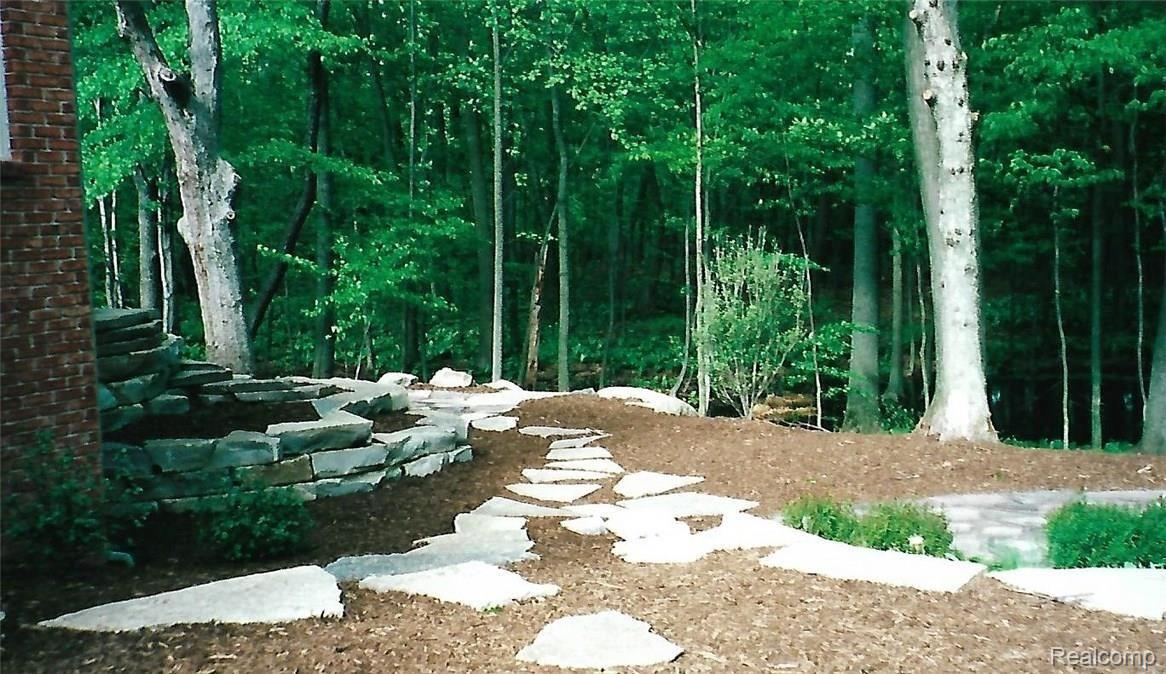 60558 Pennington Way Rochester, MI 48306 - Photo 45 of 50 Backyard view in spring/summer