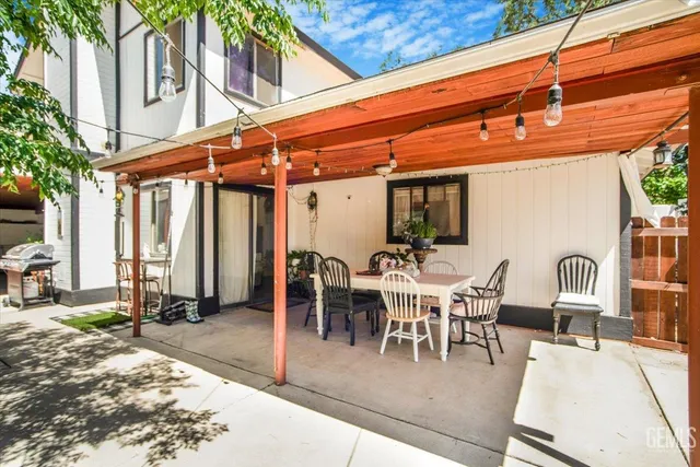 a view of a dinning table and chairs in the patio