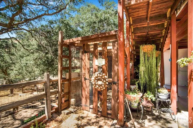 a view of entryway with outdoor seating
