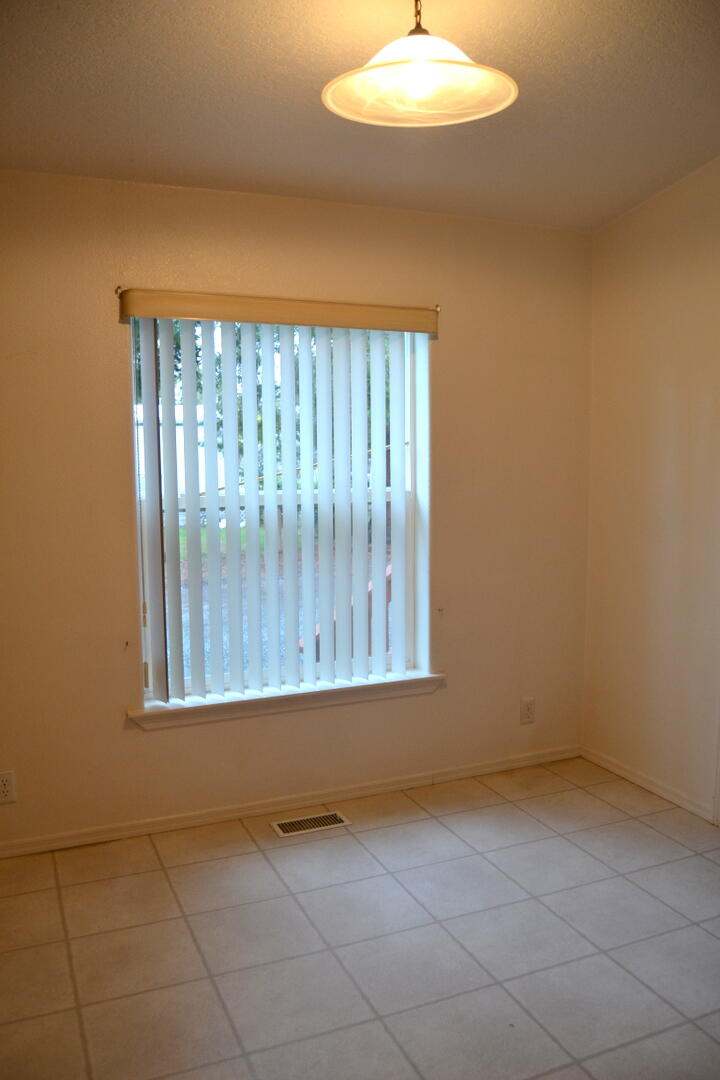 965 Galice Road, Unit 11 Merlin, OR 97532 - Photo 20 of 40 Breakfast nook in Kitchen