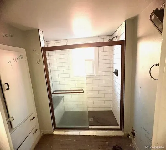 a view of entryway with kitchen