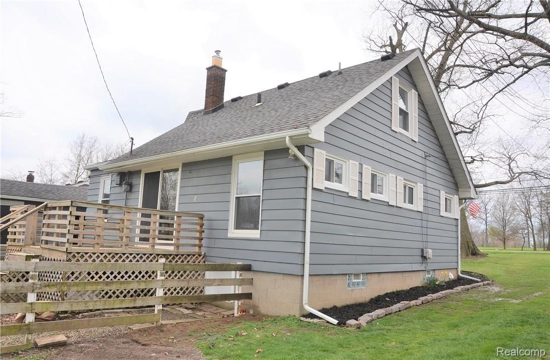 22827 Meridian Road Grosse Ile, MI 48138 - Photo 6 of 21 DSC_2540.JPG