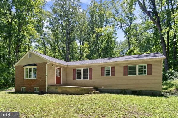 a view of house with a yard