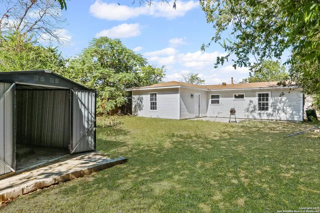 a view of a house with backyard and garden