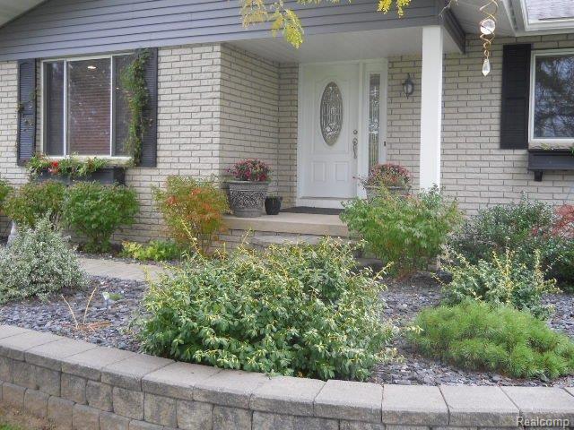 8174 East Bristol Road Davison, MI 48423 - Photo 5 of 39 inviting entrance.jpg