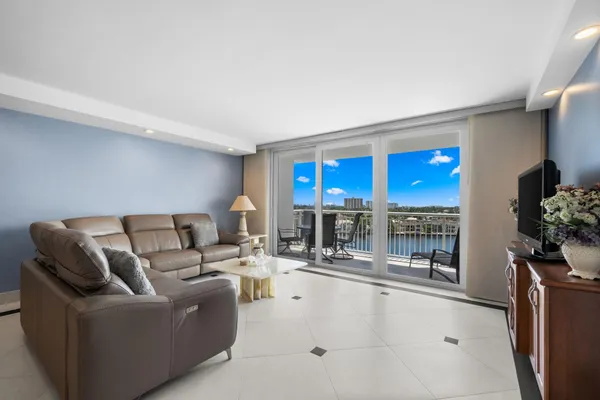 $3,899 | 511 Bayshore Drive, Unit 904, Fort Lauderdale, FL 33304