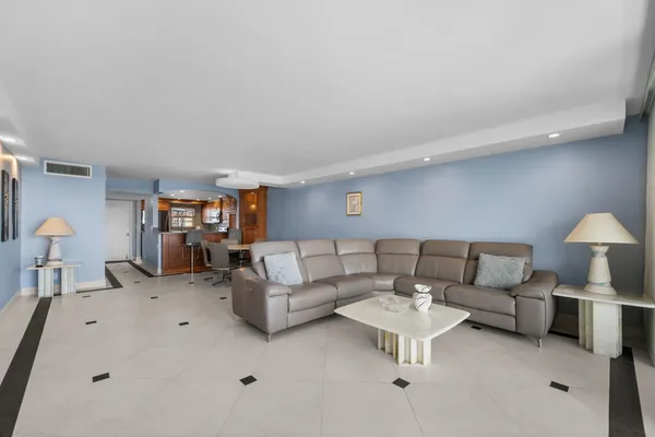 $3,899 | 511 Bayshore Drive, Unit 904, Fort Lauderdale, FL 33304