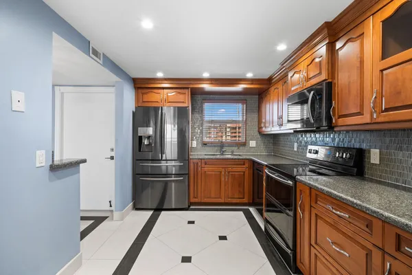 $3,899 | 511 Bayshore Drive, Unit 904, Fort Lauderdale, FL 33304